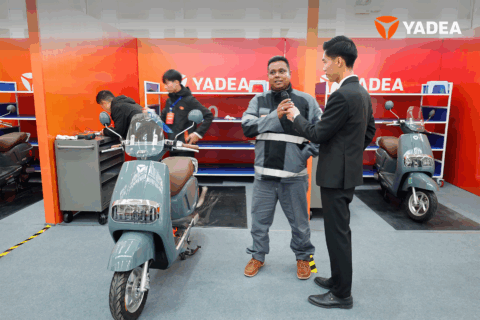 Artboard 4 Hội tụ tri thức – Nâng tầm chuẩn mực dịch vụ toàn cầu cùng Yadea