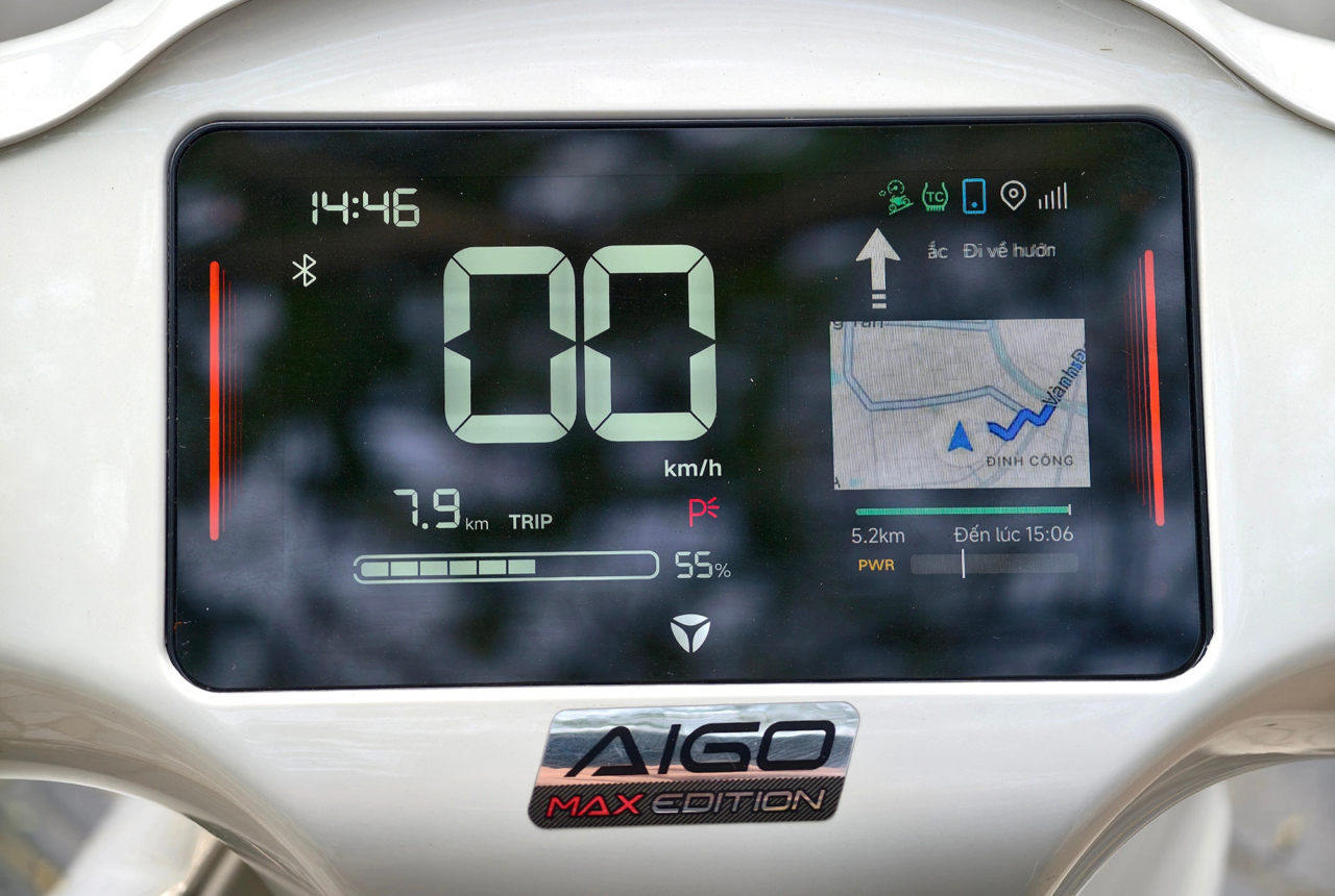 Màn hình màu tích hợp tính năng phản chiếu bản đồ dẫn đường